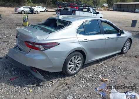 2021 Toyota Camry Le z USA, uszkodzony, nr VIN 4T1C11AK6MU440816